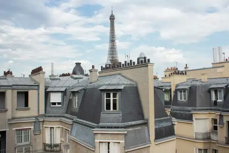 Les toits en zinc de Paris, de véritables bouilloires thermiques