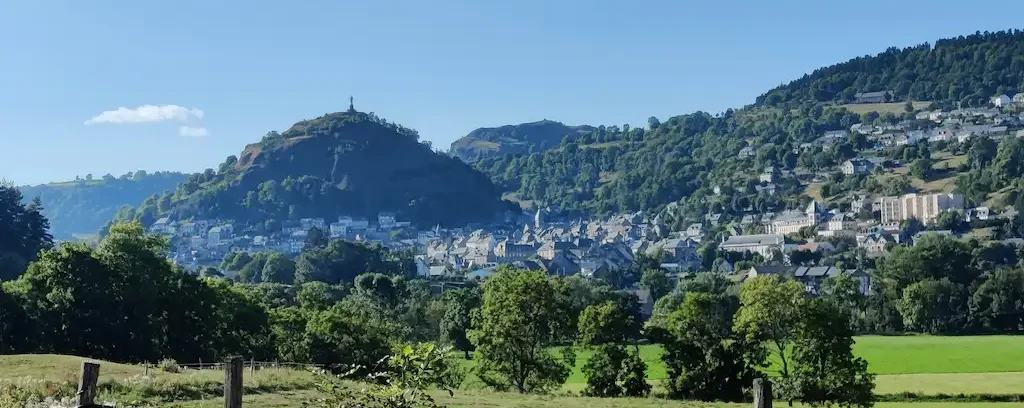 Vue de Murat, où des aides à la rénovation énergétique dans le Cantal peuvent être demandées