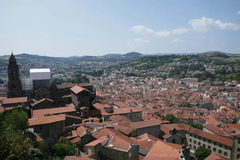 Vue du Puy-en-Velay où les logements peuvent bénéficier d'aides à la rénovation énergétique en Haute-Loire